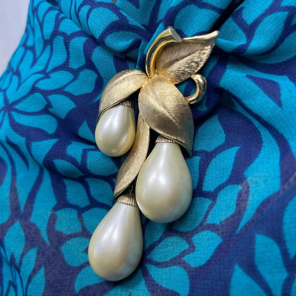 Vintage Brooch with glass beads gold tone